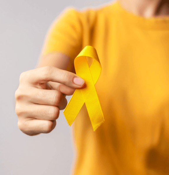 Pessoa segurando um laço amarelo