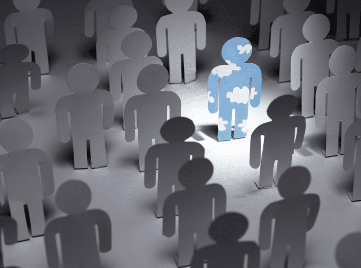 Figura azul isolada em meio a outras pessoas